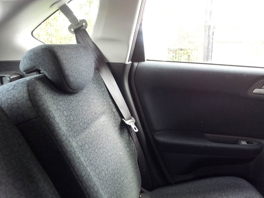 Honda FRV I-VTEC SE seat-belt-passenger-side-rear